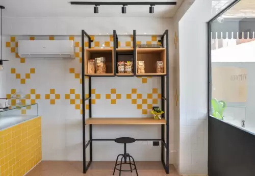 7. Espositori in rovere su misura_