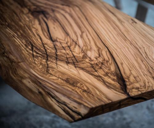 Piano tavolo in legno di Ulivo e resina trasparente