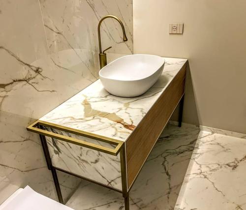 Mobile di bagno rivestito in gres con cassetto in rovere